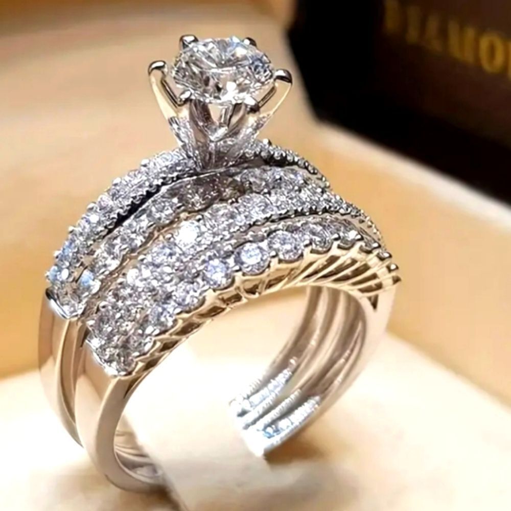 Women's Elegant diamond wedding ring set sz 5